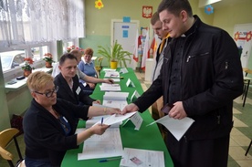 Komisja wyborcza na radomskiej Jeżowej Woli