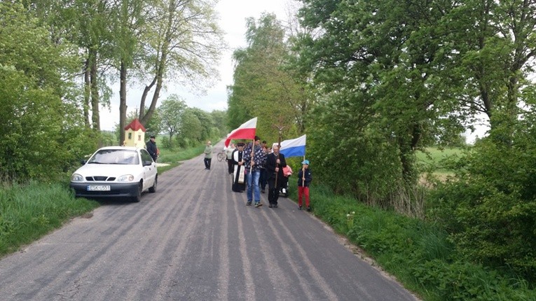 W Płyćwi wierni procesyjnie udali się na nabożeństwa majowe do dwóch kapliczek