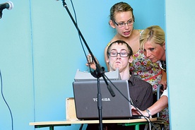  Daria Pocian (stoi z lewej) podczas przeglądu teatralnego osób niepełnosprawnych w Szalejowie Górnym