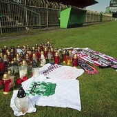 Stadion Concordii Knurów. Na koszulkach i szalikach śląskich klubów kibice umieścili również groźby pod adresem policji. Za śmierć Dawida.