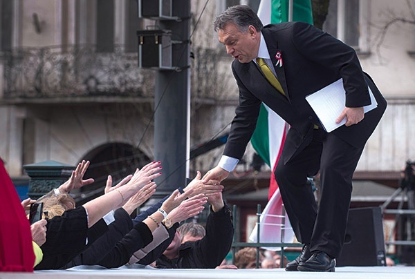 Victor Orbán postawił się międzynarodowej finansjerze w interesie zwykłych Węgrów. Dziś pozytywne skutki niezależnej polityki doceniają nawet  niedawni przeciwnicy 