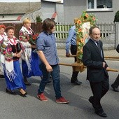  Rolnicy w ludowych strojach nieśli obraz przedstawiający św. Izydora