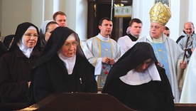 Pielgrzymka odbywa się od lat w Krzeszowie, gdzie swój klasztor mają siostry benedyktynki