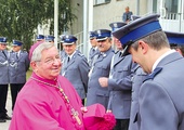  Abp Sławoj Leszek Głódź często towarzyszy policjantom podczas okolicznościowych uroczystości Poniżej: – Każdemu z nas przydaje się formacja ludzka i duchowa – mówi gen. Krzysztof Gajewski (w środku), komendant główny Policji. Z lewej gen. Wojciech Sobczak, komendant wojewódzki Policji