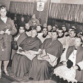 Zofia Ostrowska (pierwsza z lewej) w czasie powitania obrazu Matki Bożej Częstochowskiej. W głębi: kard. Stefan Wyszyński, prymas Polski