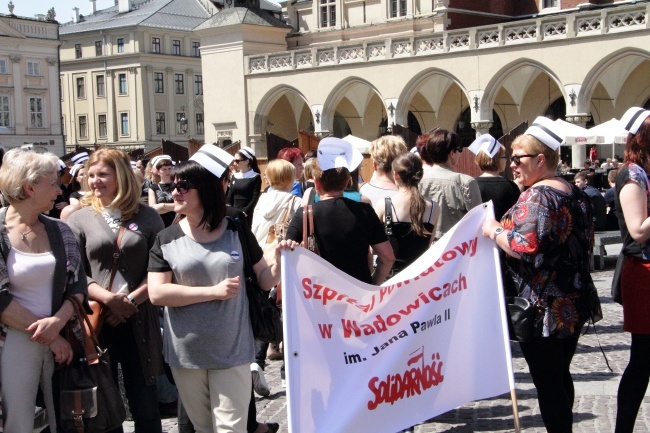 Protest pielęgniarek i położnych na Rynku Głównym