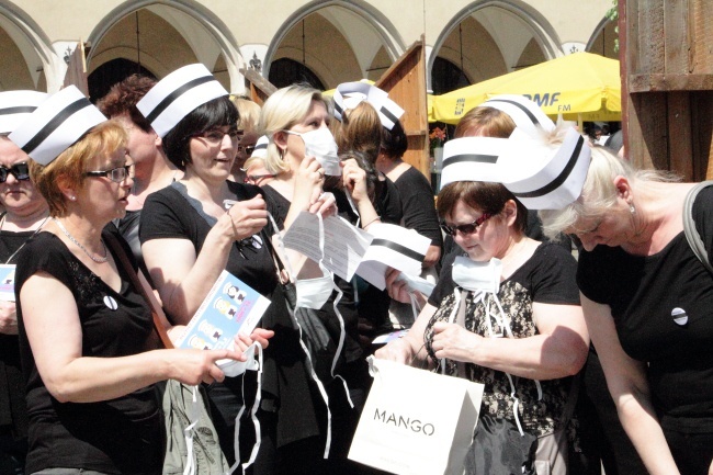 Protest pielęgniarek i położnych na Rynku Głównym