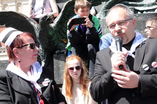 Protest pielęgniarek i położnych na Rynku Głównym