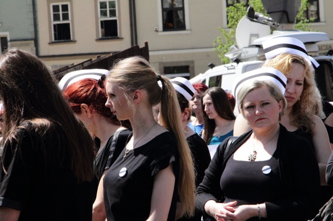 Protest pielęgniarek i położnych na Rynku Głównym