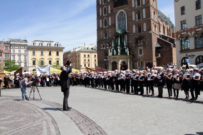 Protest pielęgniarek i położnych na Rynku Głównym