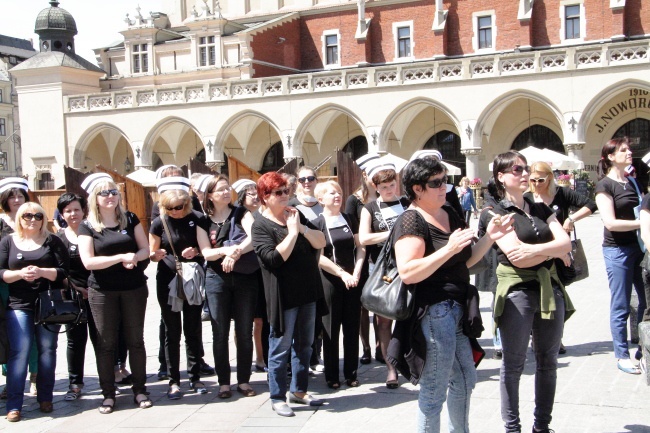 Protest pielęgniarek i położnych na Rynku Głównym