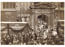  „Cieniom królewskim przybył towarzysz wiecznego snu”  – tak witał przed katedrą prezydent Ignacy Mościcki trumnę z ciałem Józefa Piłsudskiego