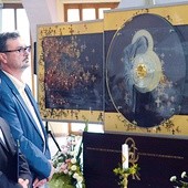 Twórcy ołtarza – Piotr Ciołkiewicz, inicjator dzieła, prezes Stowarzyszenia „Communità Regina della Pace”, i artysta plastyk Mariusz Drapikowski, autor ołtarza