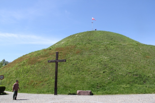 Flaga nad kopcem Piłsudskiego