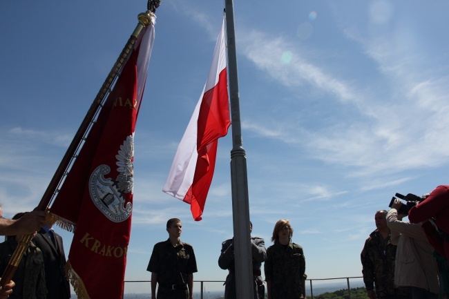 Flaga nad kopcem Piłsudskiego