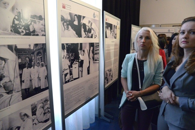 Wystawa była okazją do spotkania pokoleń - byłych pielęgniarek w habitach, przedstawianych na fotogramach i tych, dla których dziś ważną sprawą jest opieka nad chorymi