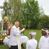 W wielu parafiach w maju przy kapliczkach odbywają się nabożeństwa majowe