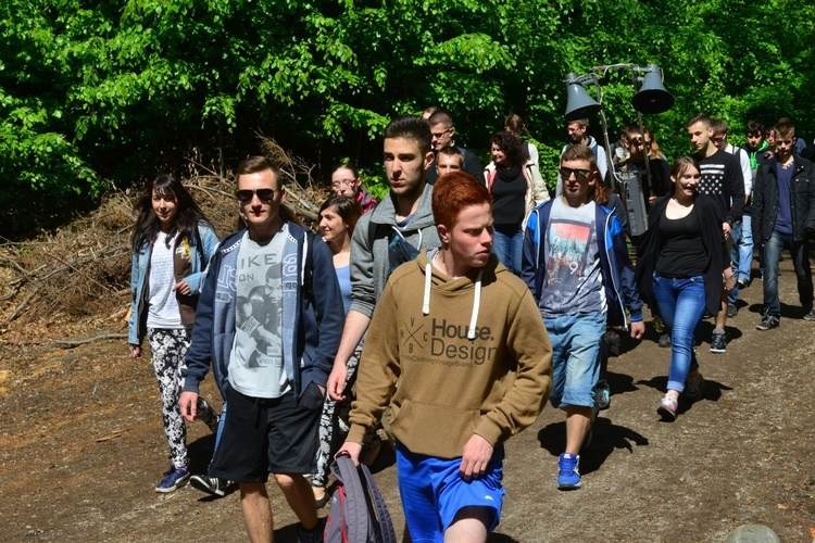 Młodzież w drodze na Chełmiec