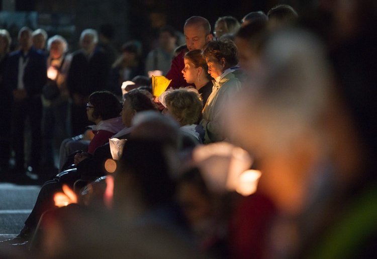 Lourdes, procesja różańcowa