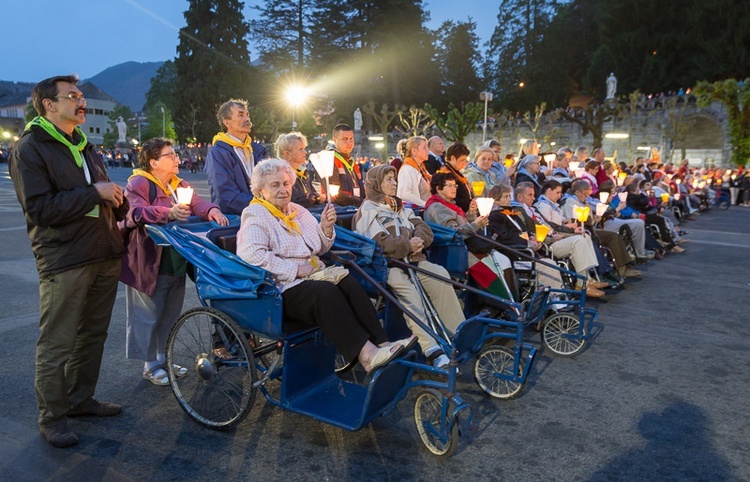 Lourdes, procesja różańcowa