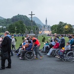 Lourdes, procesja różańcowa