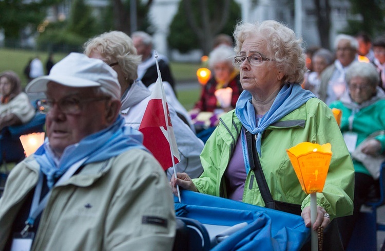 Lourdes, procesja różańcowa