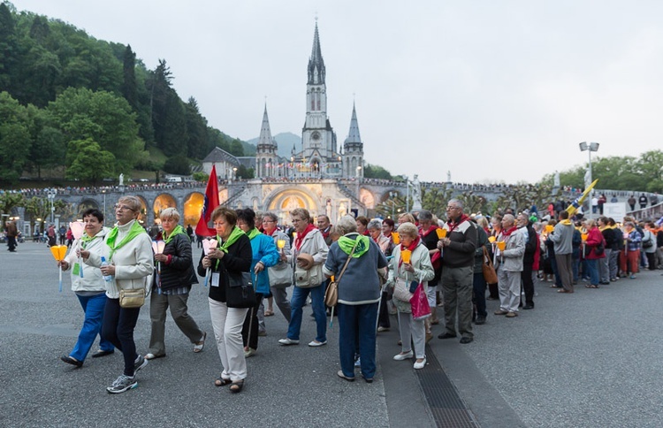 Lourdes, procesja różańcowa