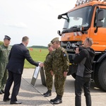 Wicepremier Tomasz Siemoniak na lotnisku w Radomiu