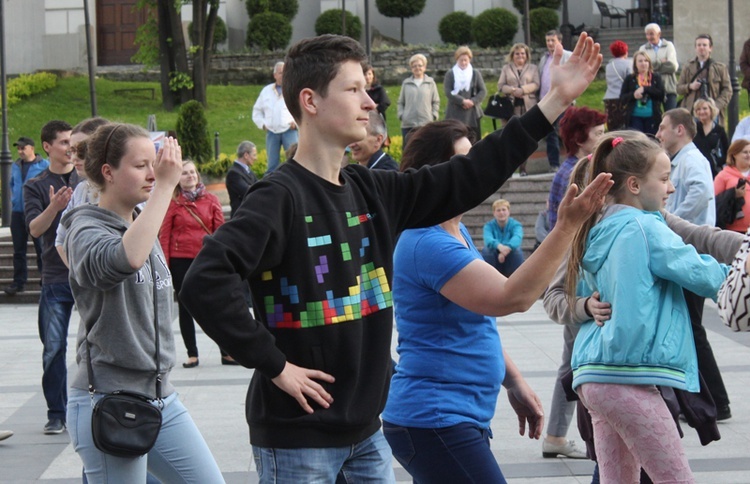 Polonez i tańce lednickie na bielskim Placu Chrobrego 