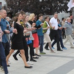 Polonez i tańce lednickie na bielskim Placu Chrobrego 