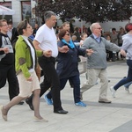 Polonez i tańce lednickie na bielskim Placu Chrobrego 