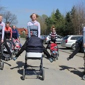 Młode mamy z Bielska-Białej i okolic ćwiczą BuggyGym na Błoniach