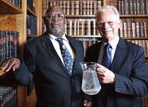 Erasto Mpemba i prof. Denis Osborne (z prawej) 