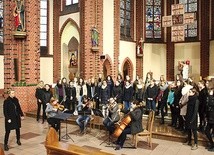 W kościele świętych Apostołów Piotra i Pawła w Katowicach  chór wystąpił z kwartetem smyczkowym AIRIS
