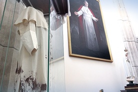  Zakrwawiony strój ojca świętego można zobaczyć w jednej z kaplic kościoła na Białych Morzach