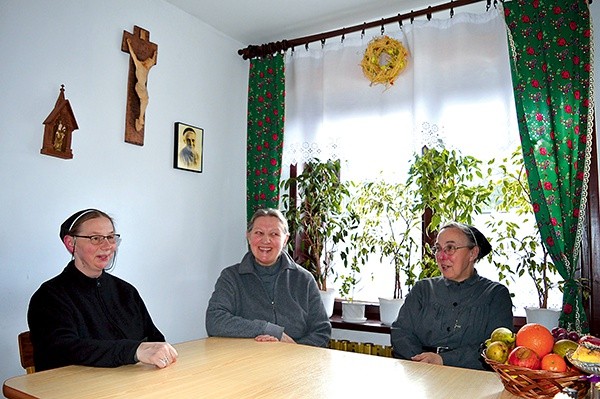 Siostry pracujące obecnie w ludźmierskim sanktuarium.  Od lewej: przełożona Małgorzata, Danuta i Teresa, brakuje  tylko s. Beaty