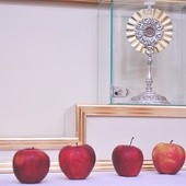 "Jabłkowy" wystrój kościoła Bożego Ciała
