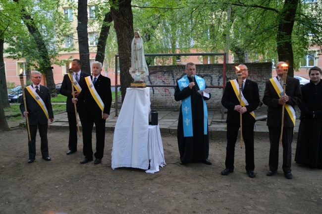 Nabożeństwo majowe w radomskiej parafii pw. MB Bolesnej na osiedlu Obozisko