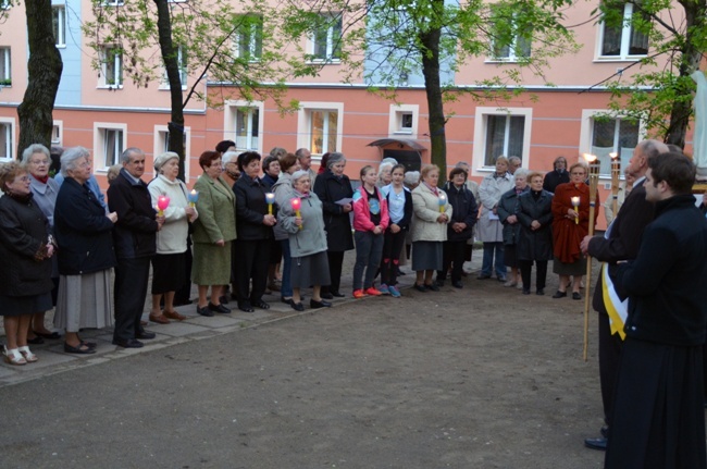 Nabożeństwo majowe w radomskiej parafii pw. MB Bolesnej na osiedlu Obozisko