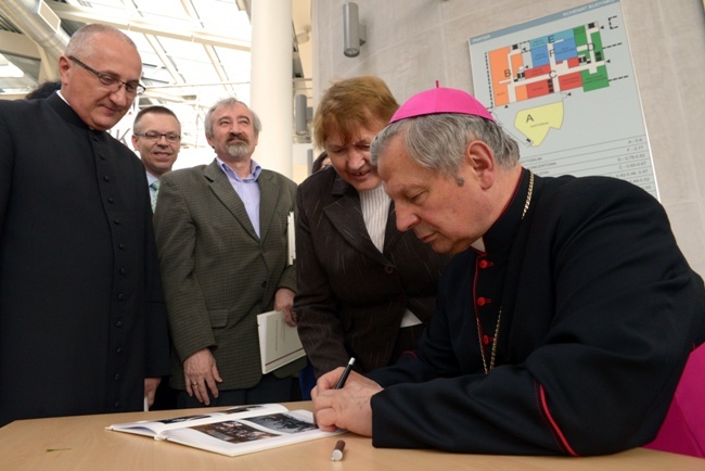 Doktorat honoris causa dla bp. Henryka Tomasika