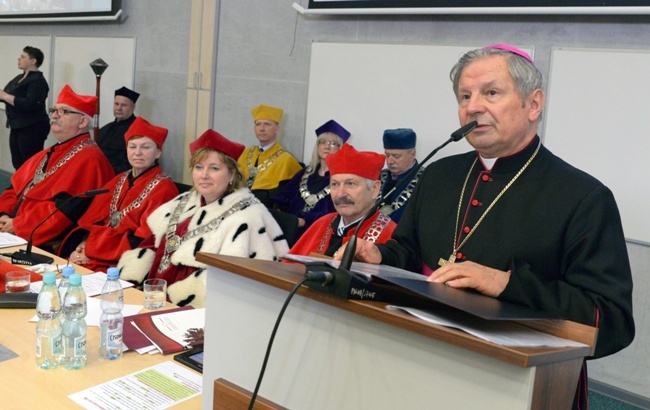 Doktorat honoris causa dla bp. Henryka Tomasika