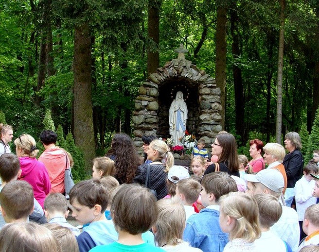 Drugoklasiści modlili się do Matki Bożej o potrzebne łaski dla siebie i swoich rodzin