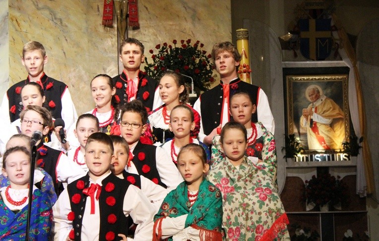 Młodzi z zespołu "Bielsko" żywiołowo śpiewali ulubione pieśni Papieża-Polaka