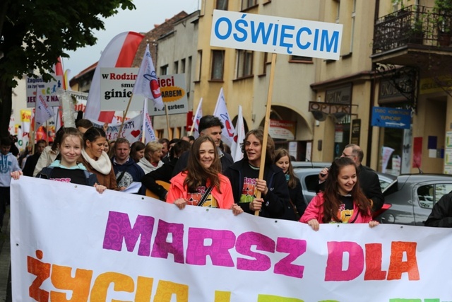 Marsz rozpoczął się przed oświęcimskim sanktuarium MB Wspomożenia Wiernych