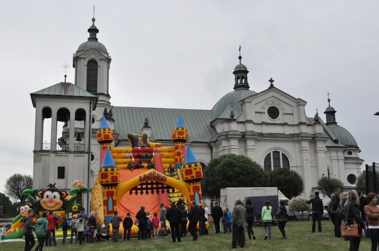 W plebańskim ogrodzie w Luszowicach