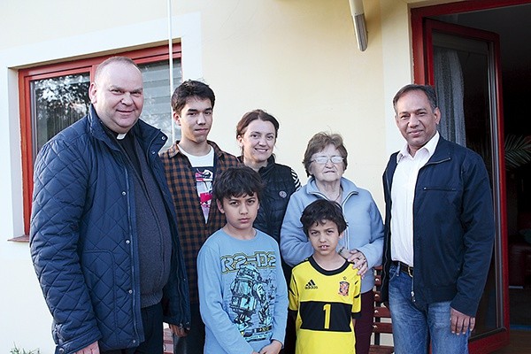  Rodzina Izabeli Zacharskiej- -Quaium i Khalilula Quaiuma razem z proboszczem ks. Jarosławem Kuleszą