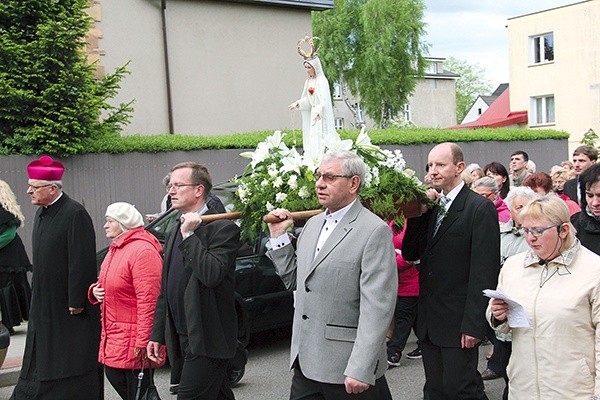 Po Mszy św. ruszyła procesja różańcowa z ukoronowaną figurą Matki Bożej Fatimskiej ulicami należącymi do parafii  