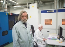  Dr Zygmunt Łuczyński, dyrektor Instytutu Technologii Materiałów Elektronicznych w Warszawie, w jednym z laboratoriów, w których powstają warstwy grafenowe