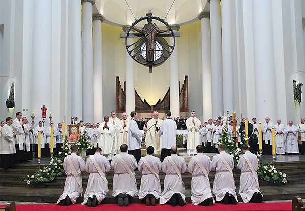 Święceń diakonom w katedrze Chrystusa Króla udzielił abp Wiktor Skworc