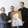  Ten obraz św. Urszuli peregrynuje wśród rodzin parafii. O patronce kościoła opowiadał ks. Roman Majchrzyk. Z lewej s. Marlena Sommer,  obok s. Krystyna Lewalska 